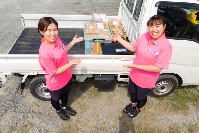 トラックに積んだ不用品とハートフル奈良のスタッフ写真